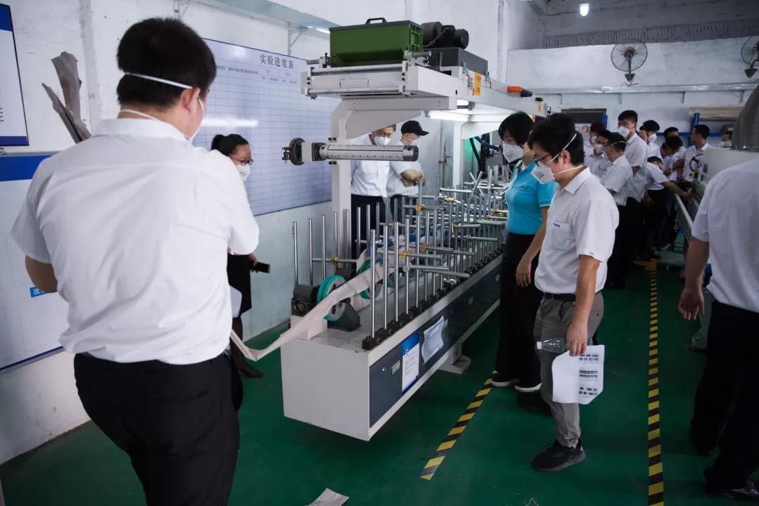 永特耐的参会人员参与PUR产品包覆上机操作.jpg