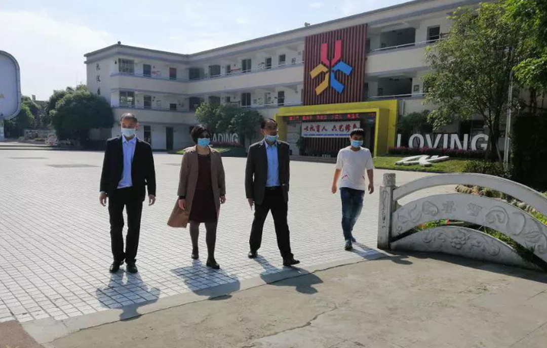 徐经理与胡主任在李校长陪同下参观学校校园.jpg